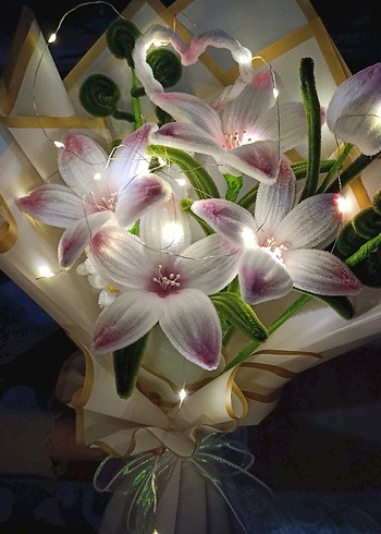 Beyaz pembe detaylı el işi LED li şönil çicek buketimiz - Görsel 7