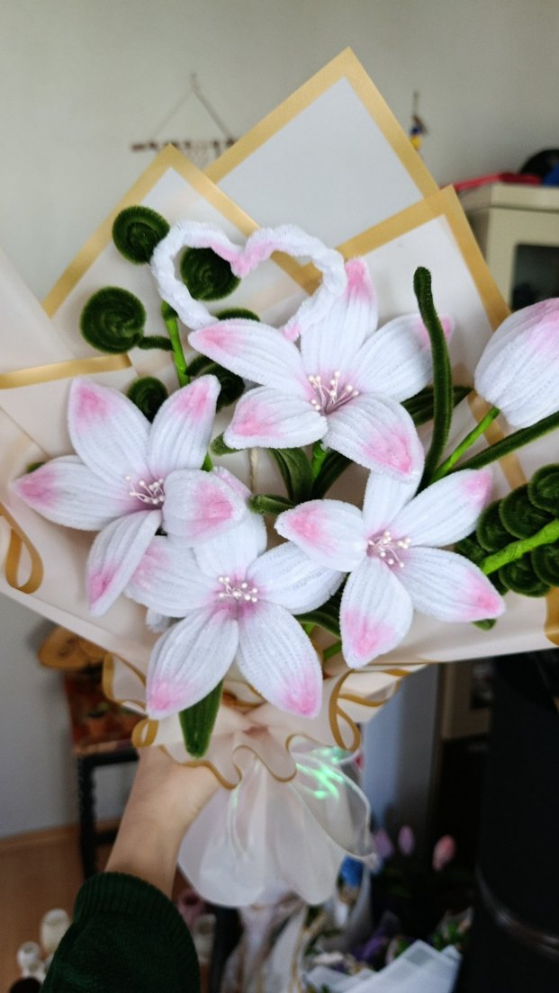 Beyaz pembe detaylı el işi LED li şönil çicek buketimiz - Görsel 3