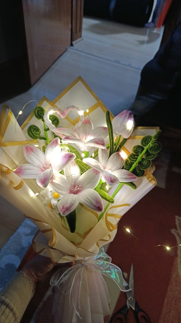 Beyaz pembe detaylı el işi LED li şönil çicek buketimiz - Görsel 4