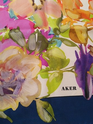 Aker eşarp