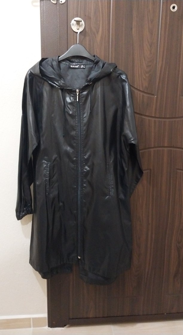 Siyah yağmurluk - Görsel 2