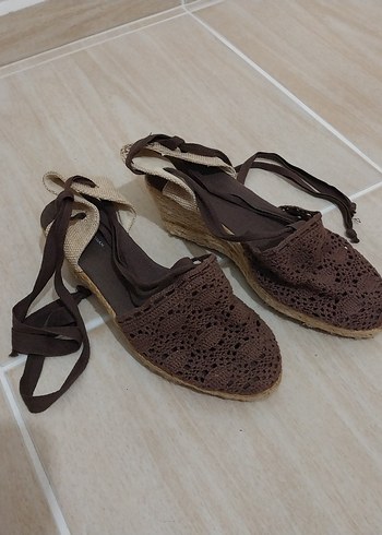 Zara Kahverengi Örgü Dantel Detaylı Dolgu Topuklu Sandalet