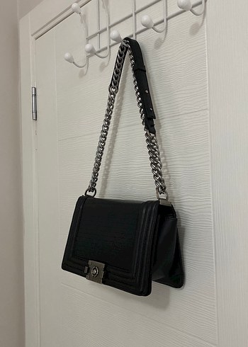 Zincir Detaylı Siyah Çanta - Görsel 3