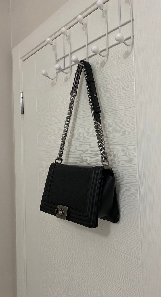 Zincir Detaylı Siyah Çanta - Görsel 3