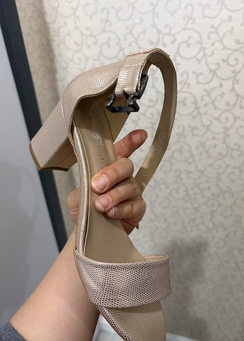 Bej Yılan Desenli Tokalı Blok Topuklu Ayakkabı - Görsel 3