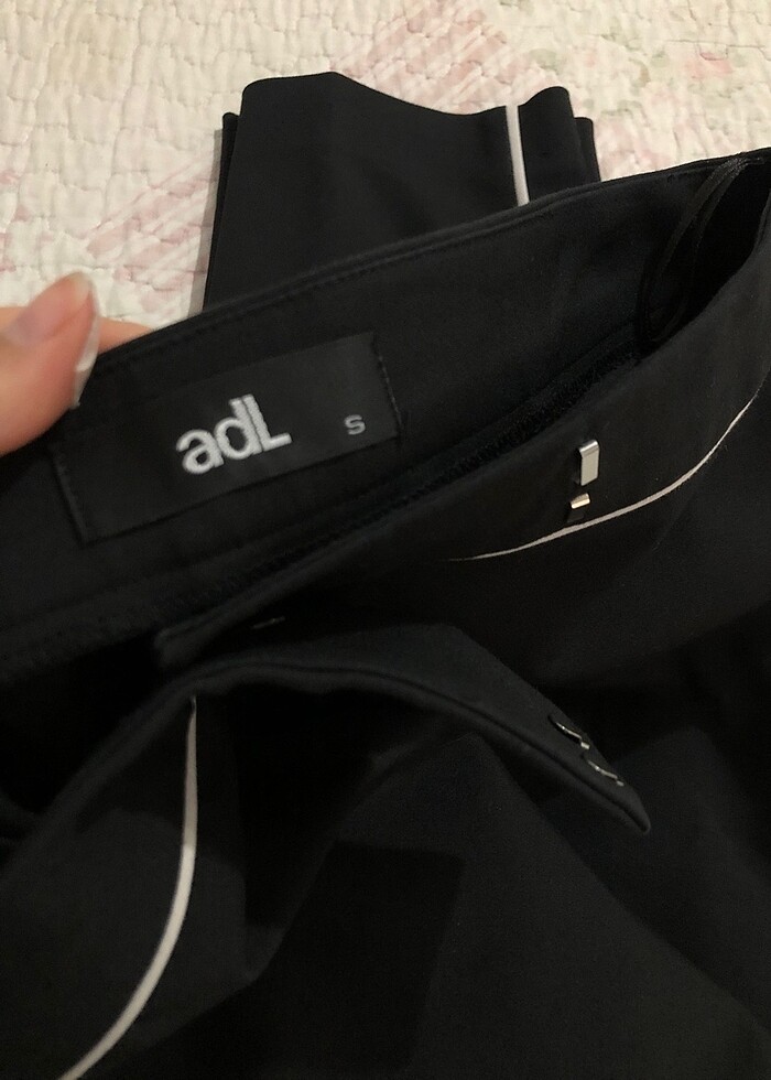 beyaz çizgi detaylı pantolon - Görsel 4