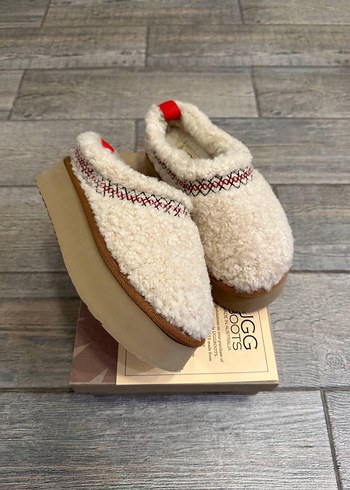 Ugg platform white