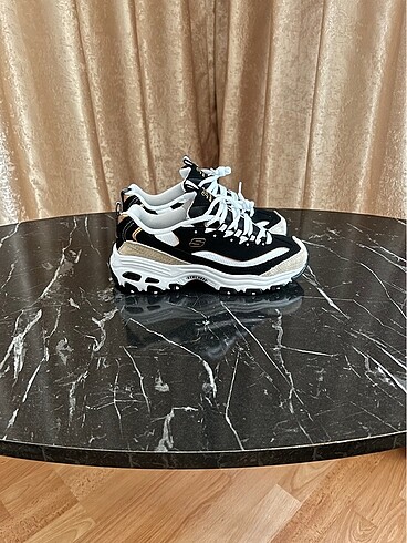 Skechers Black gold details