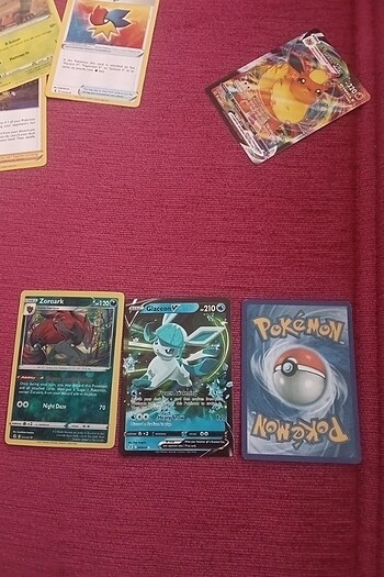 Pokemon kartları 3 tanedir 2 değerli