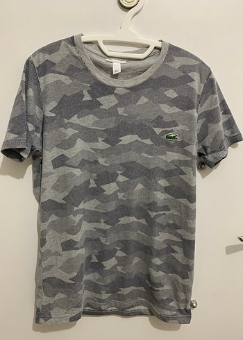 Orijinal Lacoste S beden gri kamuflaj tshirt