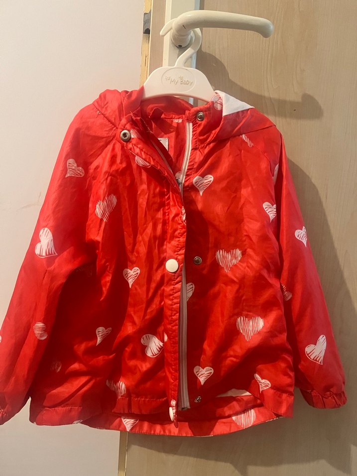 Kız Çocuk Kırmızı Düğmeli Yağmurluk - Görsel 4
