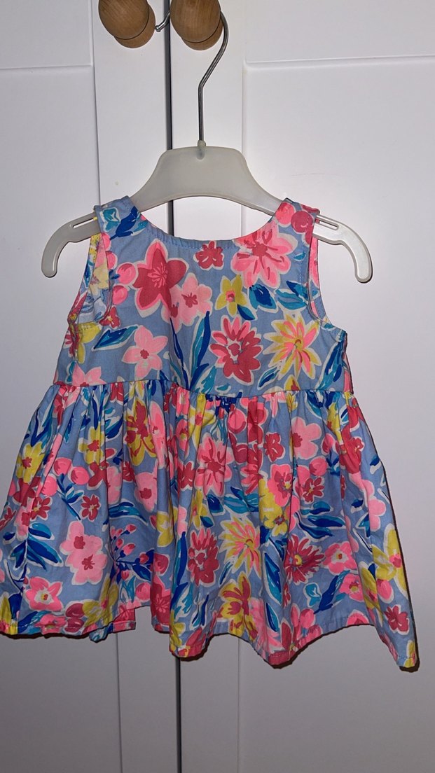 Çiçek Desenli Kolsuz Kız Elbisesi - Görsel 3