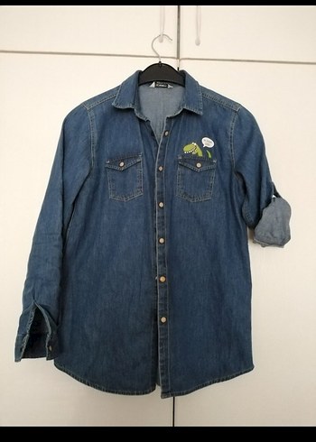 Düğmeli Nakışlı Mavi Denim Gömlek - Görsel 2