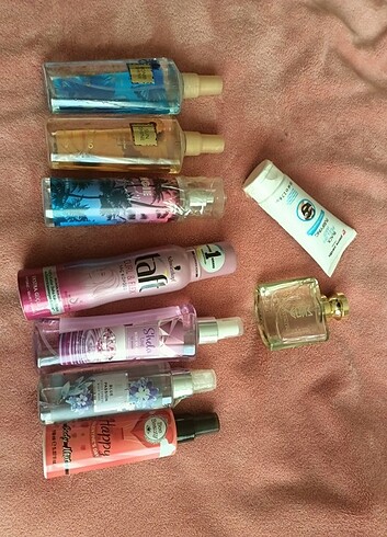 Vücut spreyi , body mist , siyah maske , parfüm , bukle belirgin