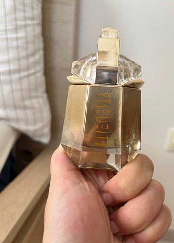 Thierry Mugler Şık Kadın Parfümü Şişesi