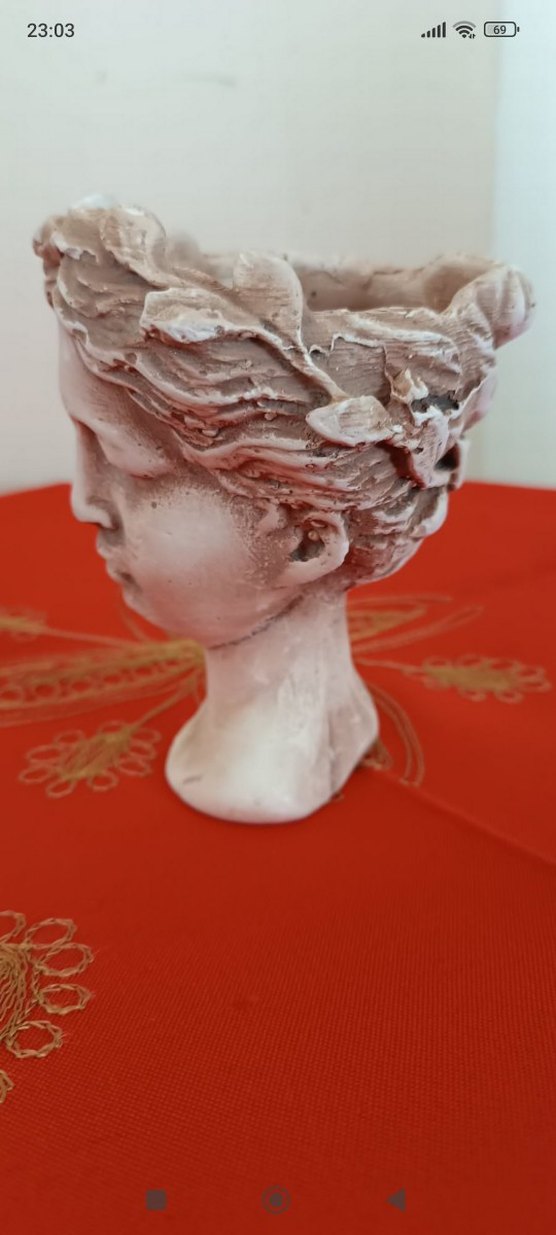 Beyaz ve Gri Figürin Baş Heykeli - Görsel 4