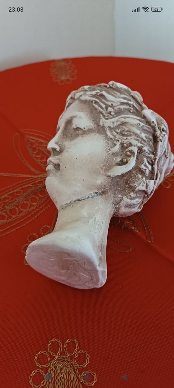 Beyaz ve Gri Figürin Baş Heykeli - Görsel 5