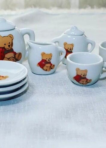Minyatür porselen çay seti.