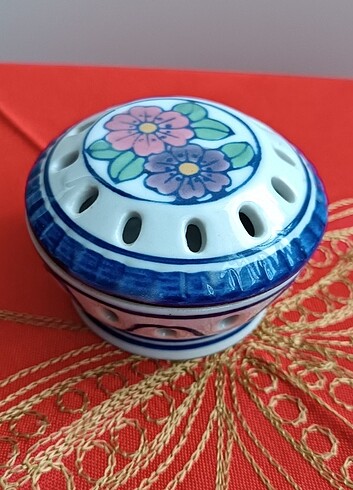 Diğer eskilerden 9*5cm kapaklı kutu