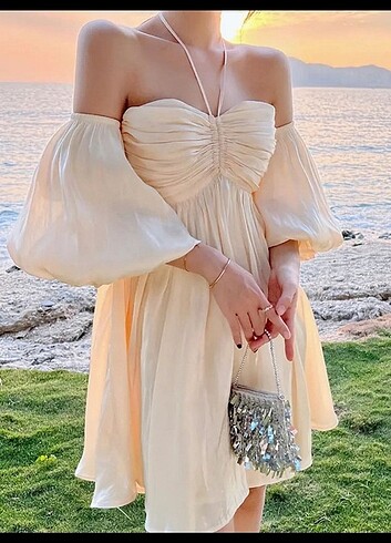 Kolları düşük şifon elbise