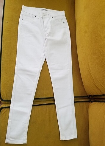 Beyaz dar paça pantalon ..