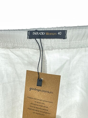 40 Beden beyaz Renk Defacto Kumaş Pantolon %70 İndirimli.