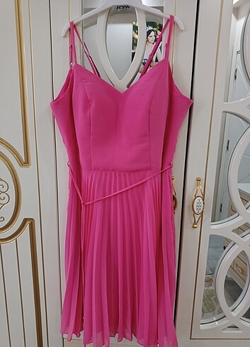 Pembe elbise