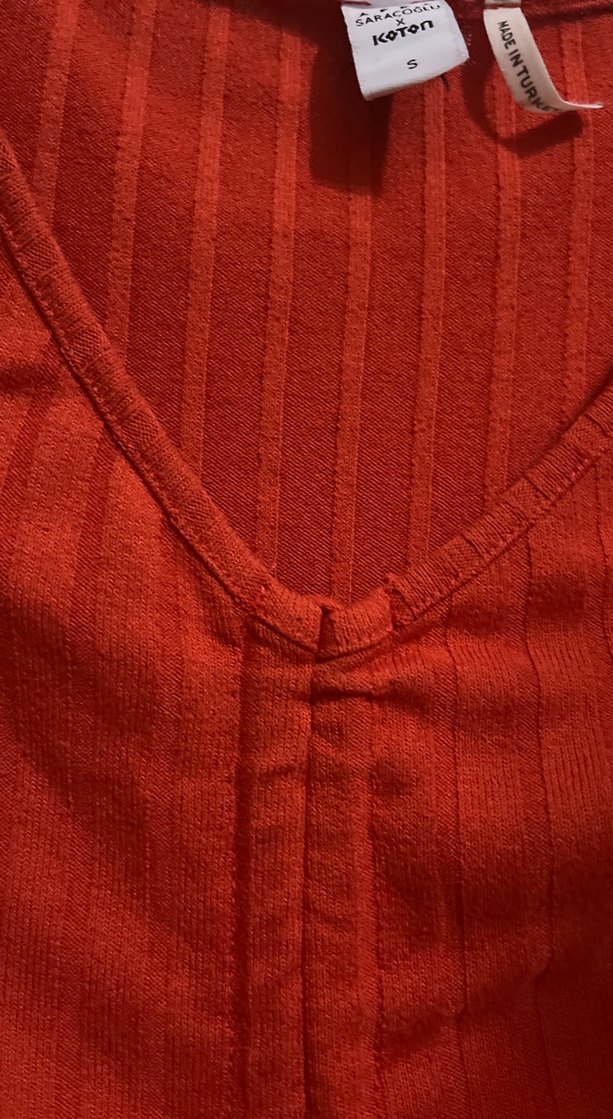 Düğmeli V Yaka Kırmızı Mini Bluz - Görsel 2