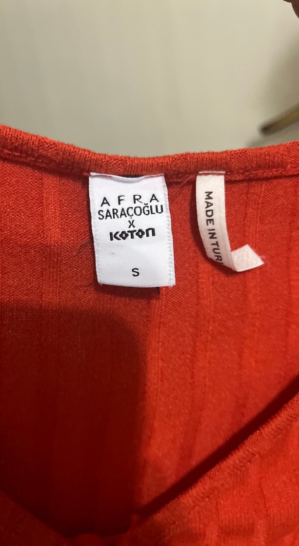 Düğmeli V Yaka Kırmızı Mini Bluz - Görsel 3