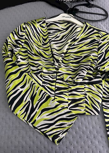 Yeşil Zebra Desenli Pilili Mini Bluz - Görsel 2