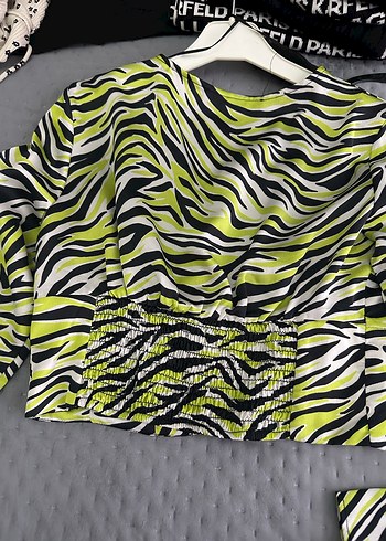 Yeşil Zebra Desenli Pilili Mini Bluz - Görsel 5