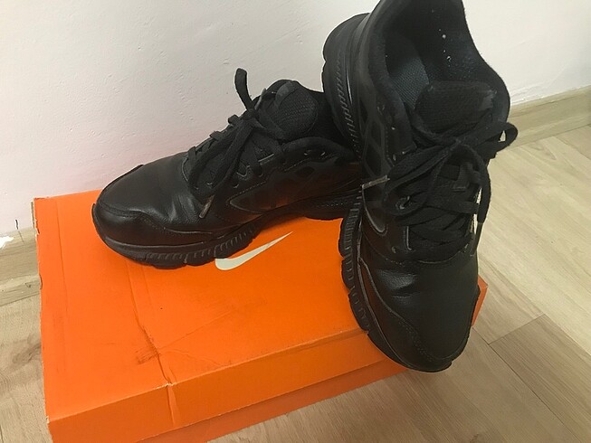 35 Beden Siyah Nike yürüyüş ayakkabısı