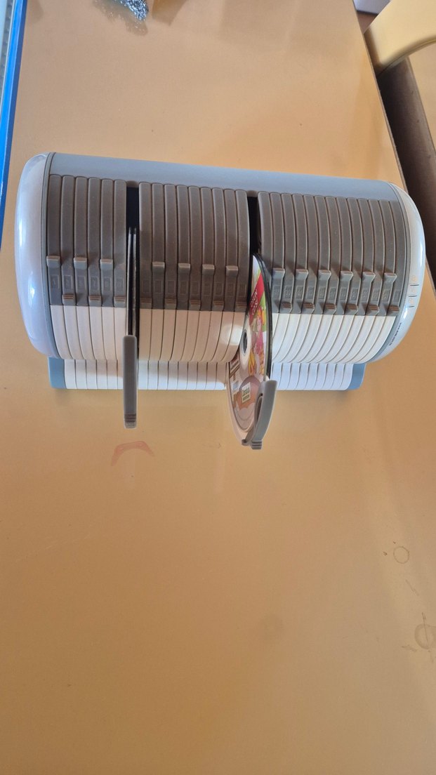 Grå ve Beyaz Disk Saklama Ünitesi - Görsel 3