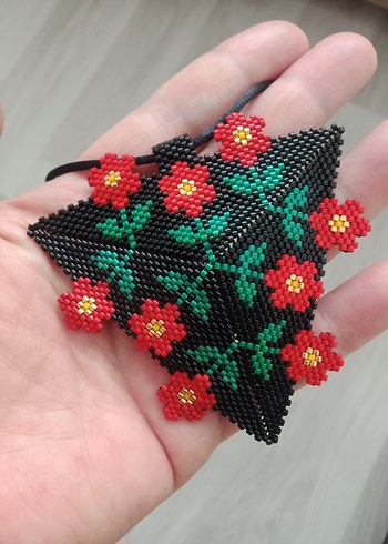 Boncuk İşlemeli Çiçek Desenli Broş