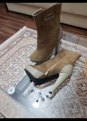 Bej Süet Kemer Detaylı Yüksek Topuklu Bot - Görsel 2