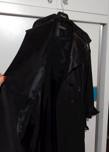 Siyah Deri görünümlü Yılan Desenli Uzun Trençkot pardesü - Görsel 4