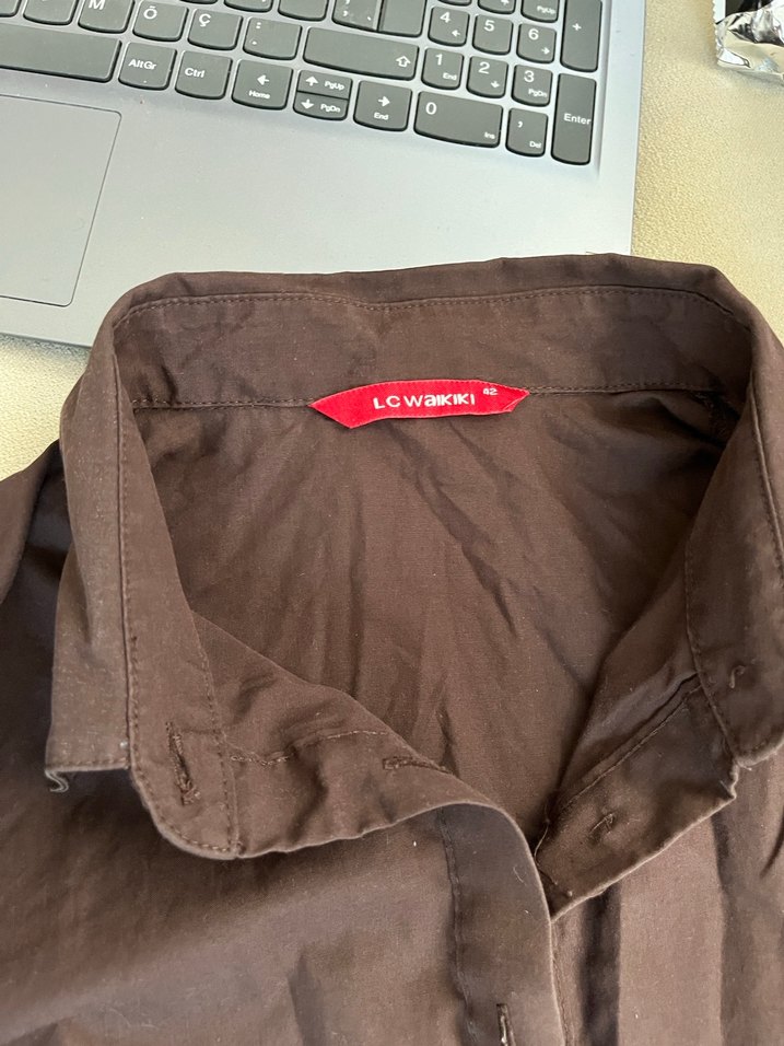 Düğmeli Koyu Kahverengi Kadın Keten Gömlek - Görsel 3