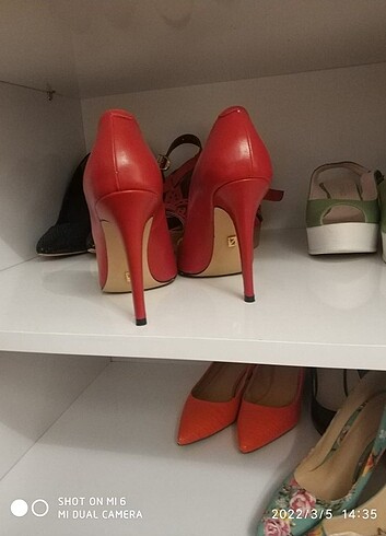 Kırmızı stiletto