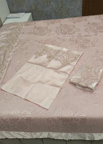 Pembe Nakışlı yatak örtüsü