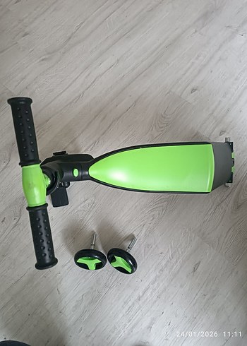 Çocuklar için yeşil renkli scooter - Görsel 3