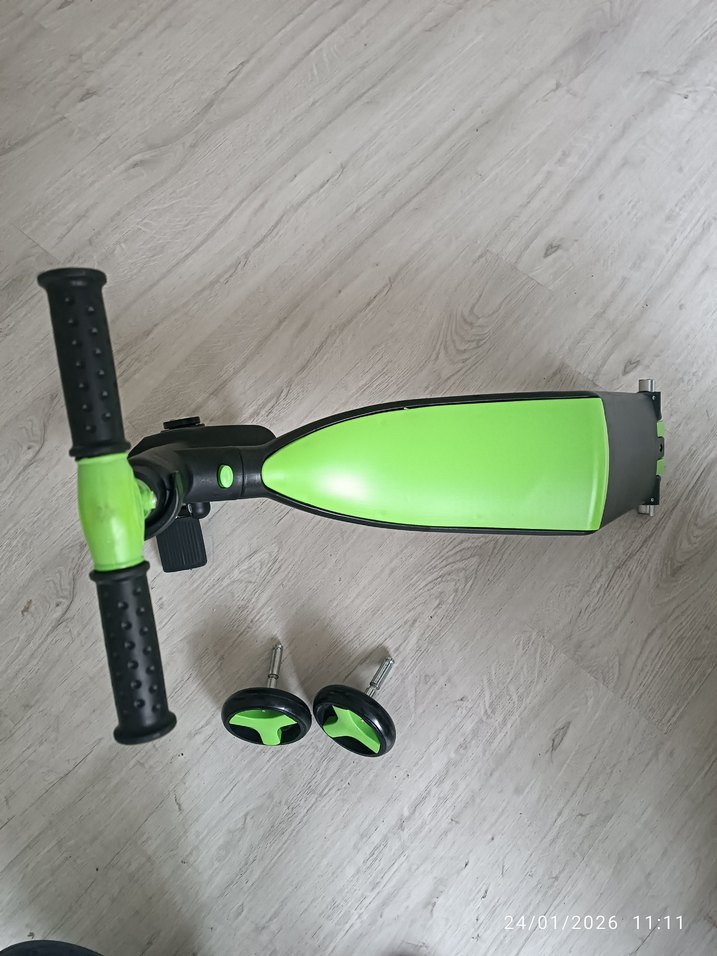 Çocuklar için yeşil renkli scooter - Görsel 3