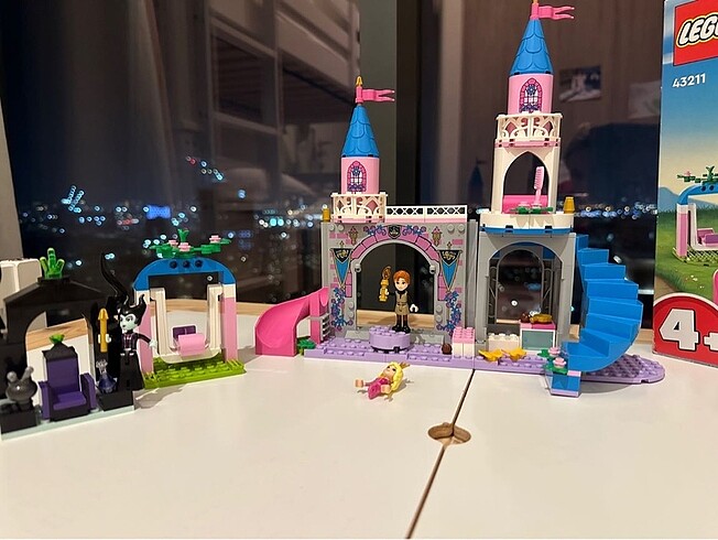 Diğer Lego 43211 Disney Princess Aurora'nın Şatosu