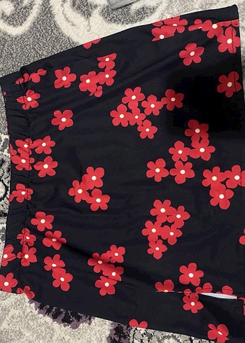 Kırmızı Çiçek Desenli Mini Etek - Görsel 2