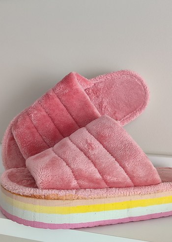Peluş Detaylı Pembe Kadın Terlik