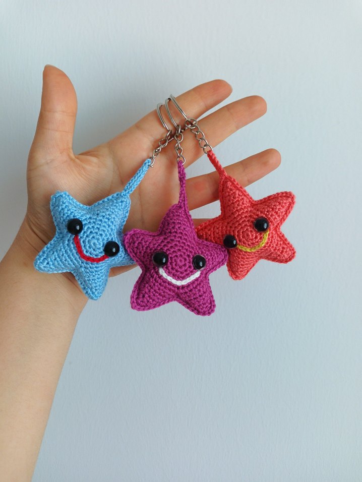 Renkli Örgü Yıldız Anahtarlık - Görsel 2