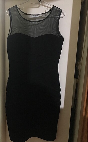 Tül detaylı siyah mini elbise