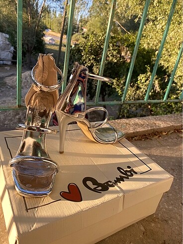 Lame Rengi Üç Bantlı İnce Topuklu Ayakkabı Acil Satılık !