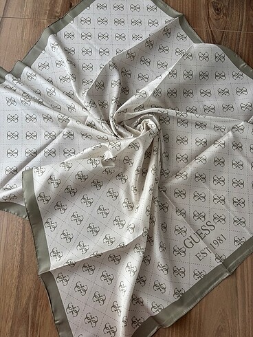  Beden Guess eşarp