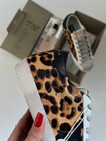 37 Beden siyah Renk GOLDEN GOOSE