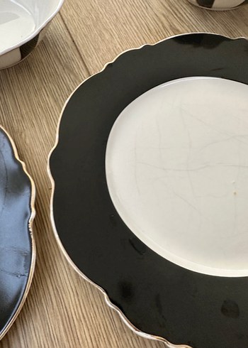 Beden beyaz Renk Beyaz ve koyu kenarlı porselen tabak seti